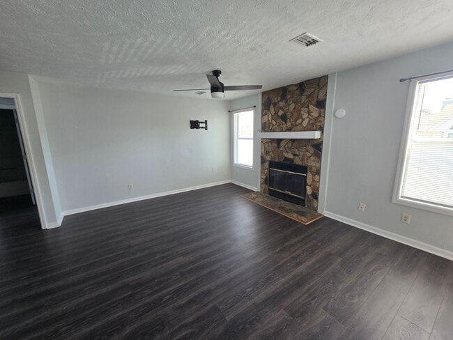 Building Photo - 979 Stewarts Creek Dr