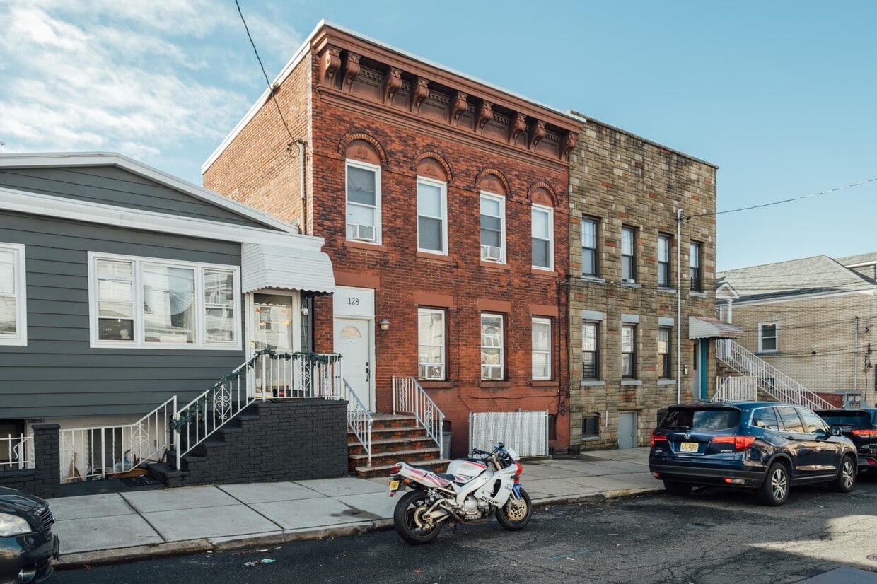 128 W 20th St Unit 2R, Bayonne, NJ 07002 Condo for Rent in Bayonne