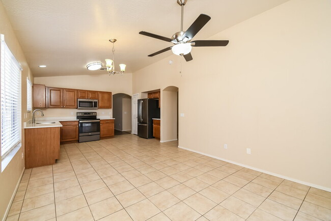 Building Photo - 1123 E Stardust Way