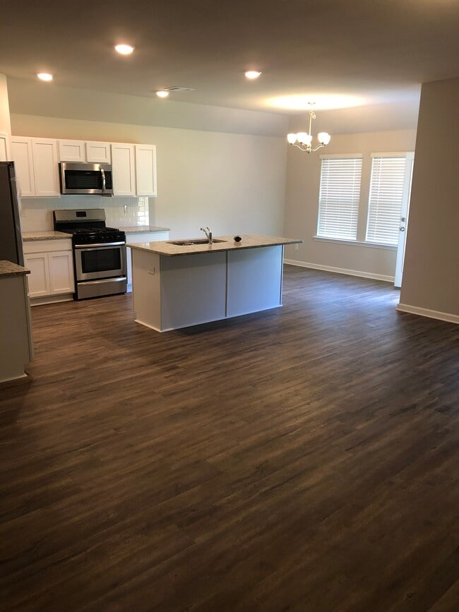 Building Photo - 16837 Highland Heights Dr