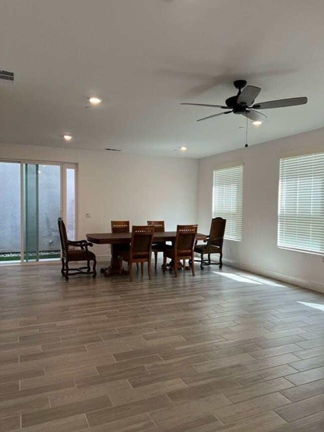 Building Photo - Beautiful Newer 3 Bedrooms 2.5 Baths Home with SOLAR!!!