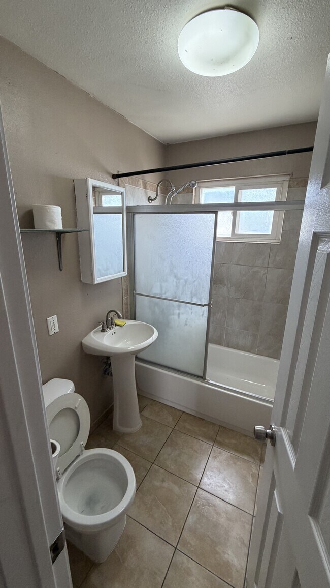 Foto del edificio - 6201-6205 Bromley Ave