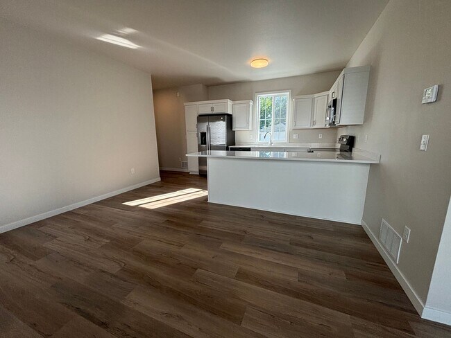 Foto del edificio - NEW CONSTRUCTION - 3 bdrm/2 bath townhomes...