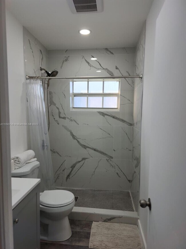 Foto del edificio - 7920 East Dr