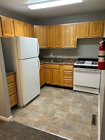 Ingrese a una cocina bien equipada, perfecta para comidas caseras y reuniones. - Courtyard Apartments