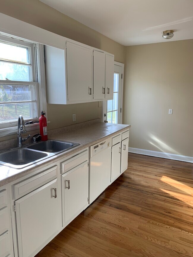 Building Photo - 2933 Meadowbrook Dr SE