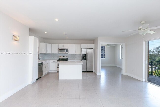 Building Photo - 555 E Dania Beach Blvd