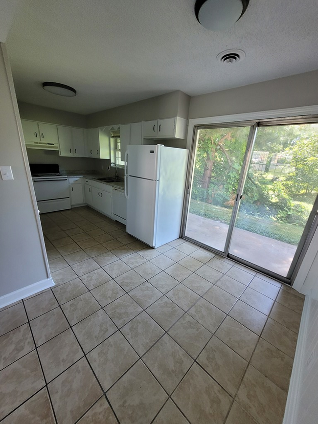 Building Photo - 174 Silver Birch Ln