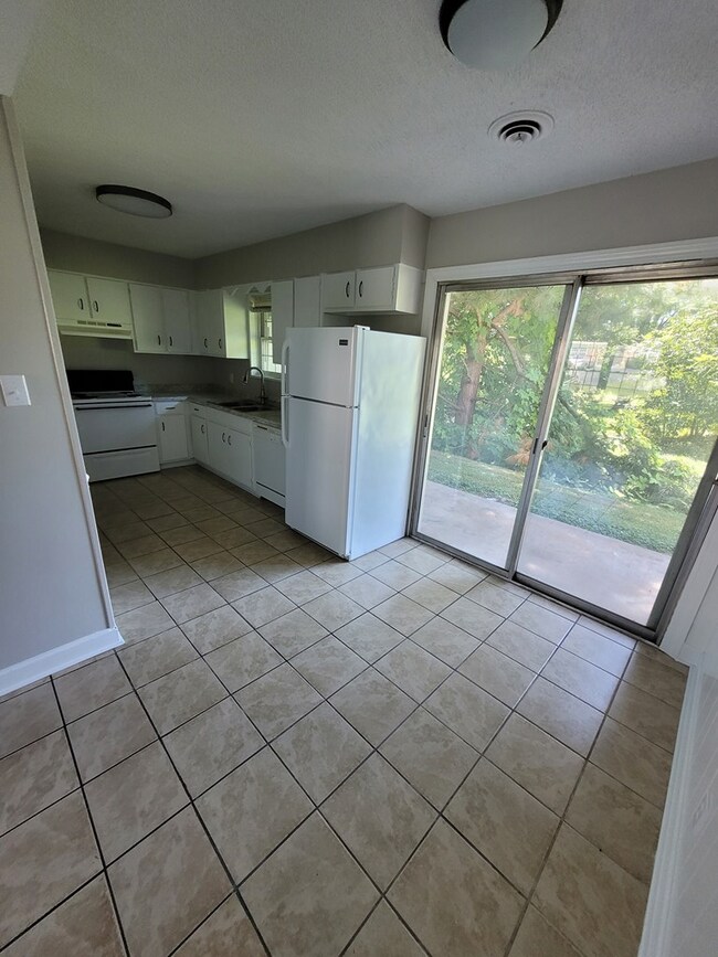 Foto del edificio - 174 Silver Birch Ln