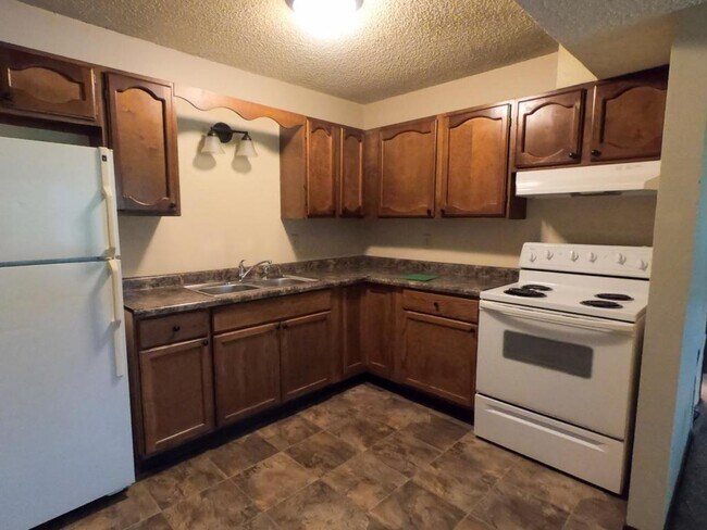 Building Photo - 1621 Carriage Hill Drive #8