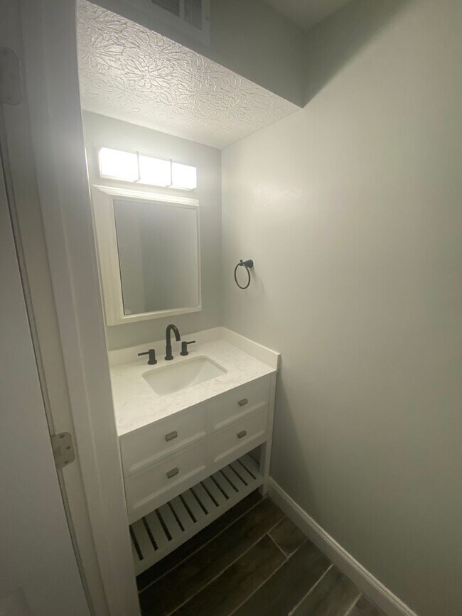 Foto del edificio - 3250 Summerhill Ln