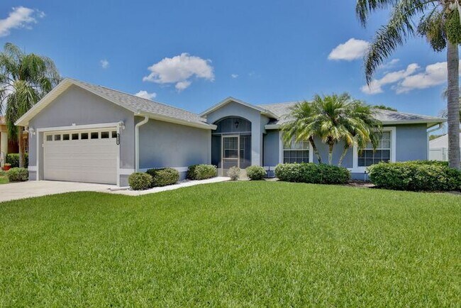 Foto del edificio - Beautiful 4/2 Pool Home with a Covered Pat...