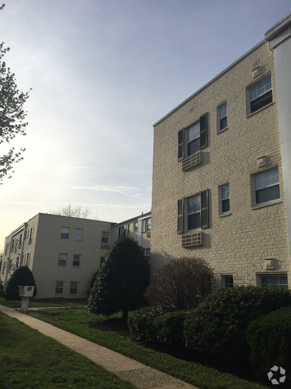 Building Photo - 2241 Farrington Ave