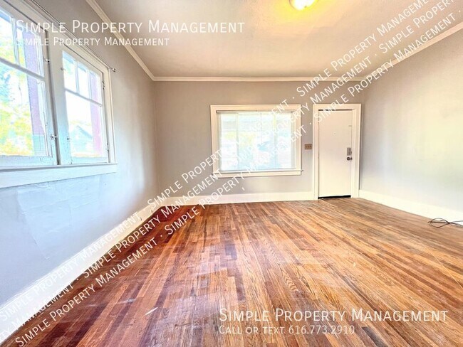 Foto del edificio - Town House Style Duplex - 3 bedrooms / 1 Bath