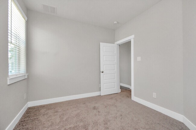 Foto del edificio - 791 Strawberry Pines Ct