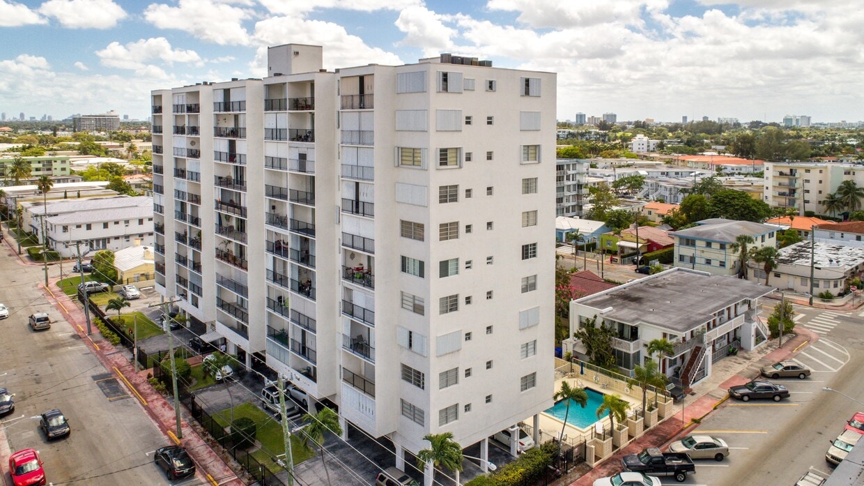 Foto del edificio - 7850 Byron Ave