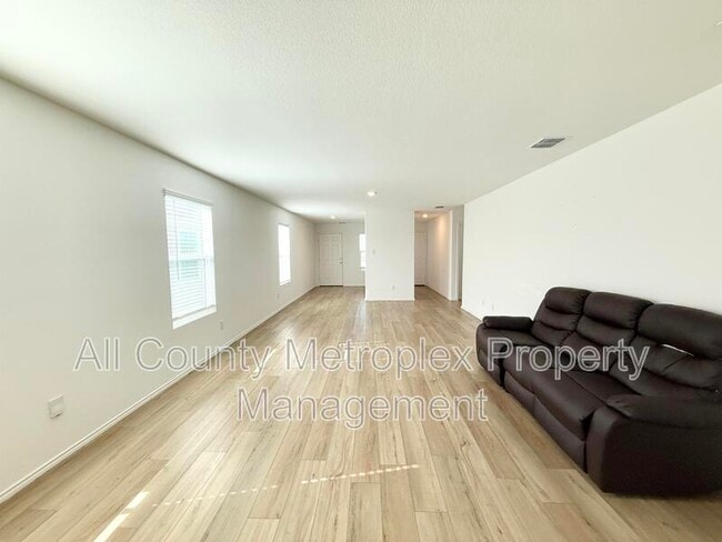 Building Photo - 7024 Lantana Dr