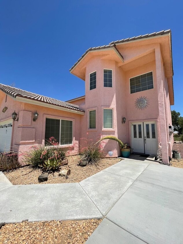 Primary Photo - Huge 4 Bedroom Available Now!!!