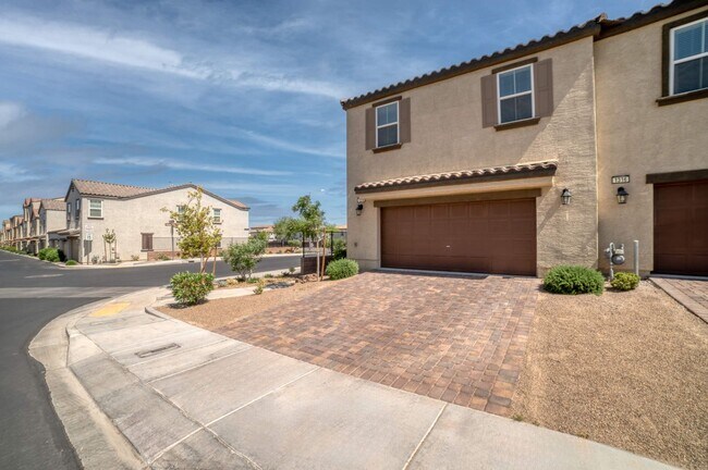 Foto del edificio - IMMACULATE TOWNHOUSE IN HENDERSON 3BED - 2 BATHS - 2 GAR