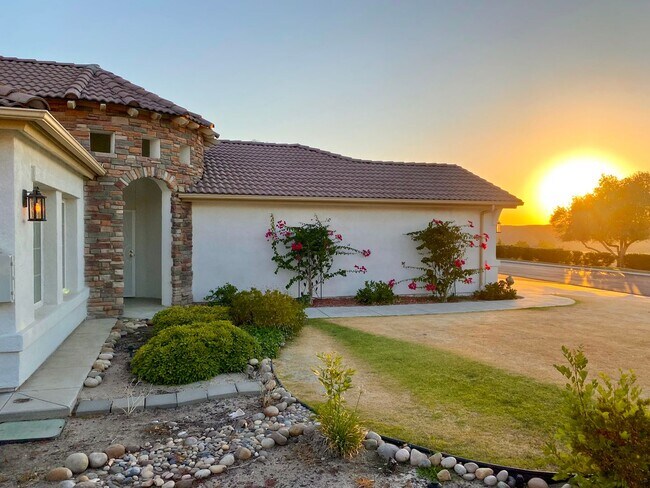 Building Photo - Gorgeous Home Located in City in the Hills