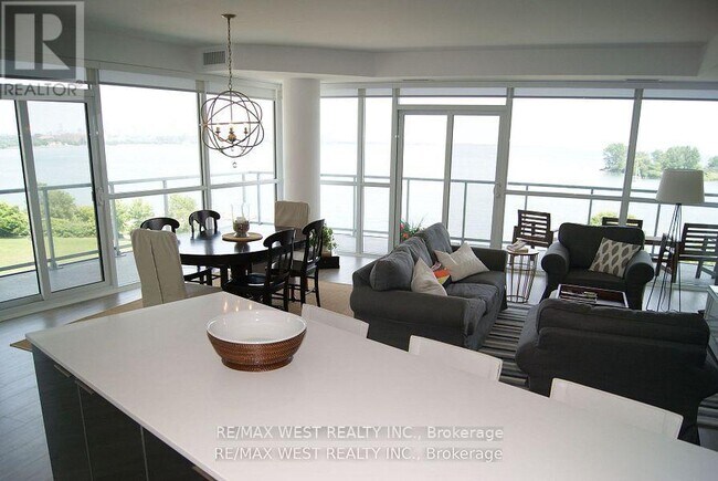 Photo du bâtiment - 80 Marine Parade Dr