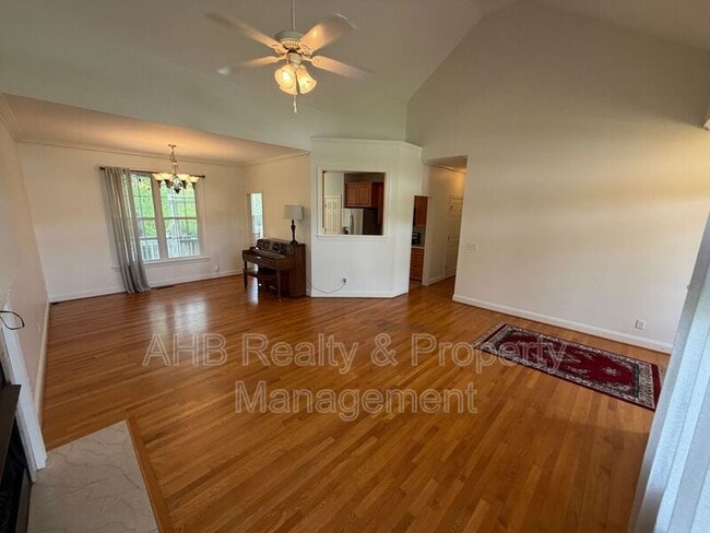 Foto del edificio - 713 Trail's End Dr