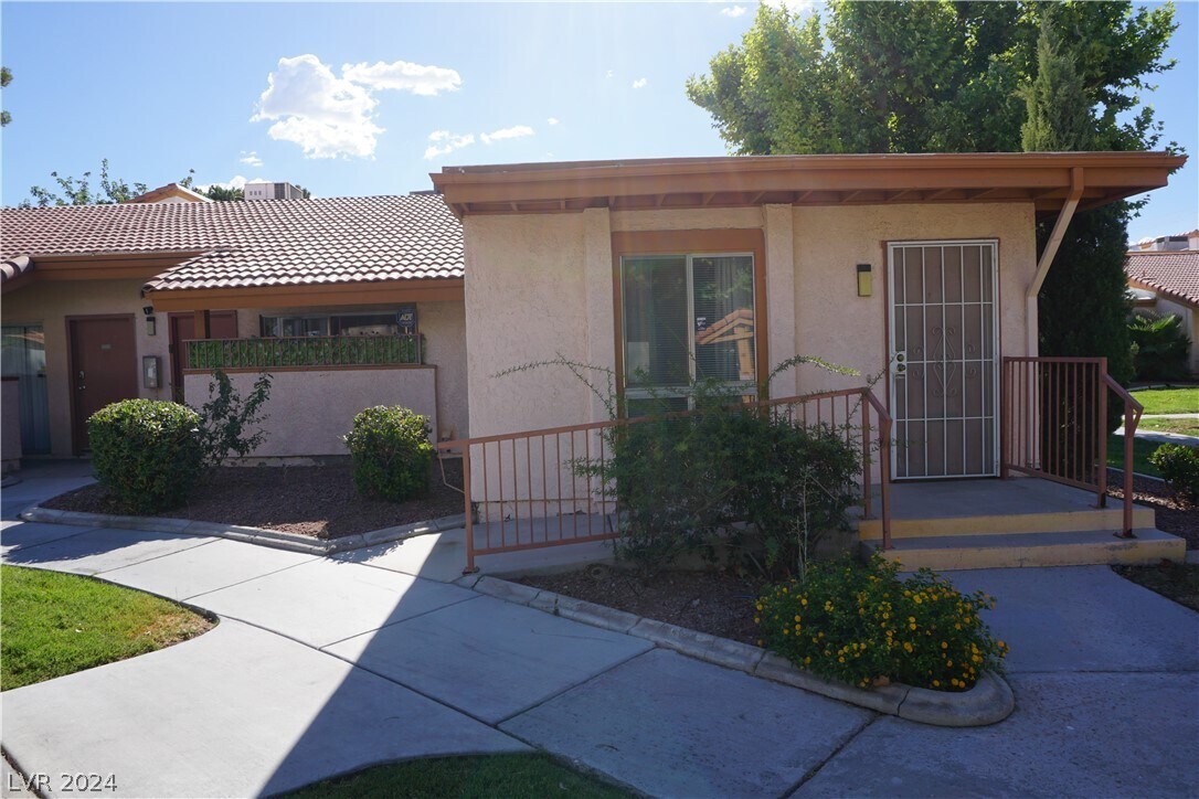 Primary Photo - 1515 E Reno Ave