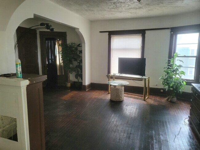 Building Photo - 408 E Concordia Ave