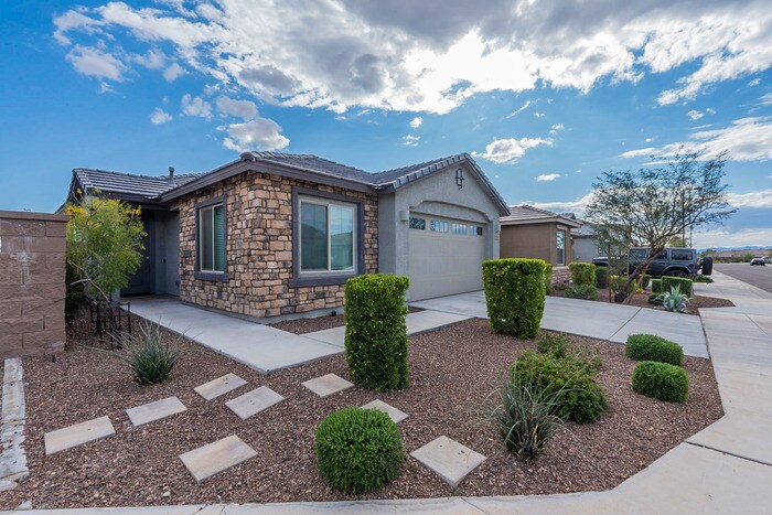 Foto principal - 4 bed 2 bath Beautiful Furnish Home!!!