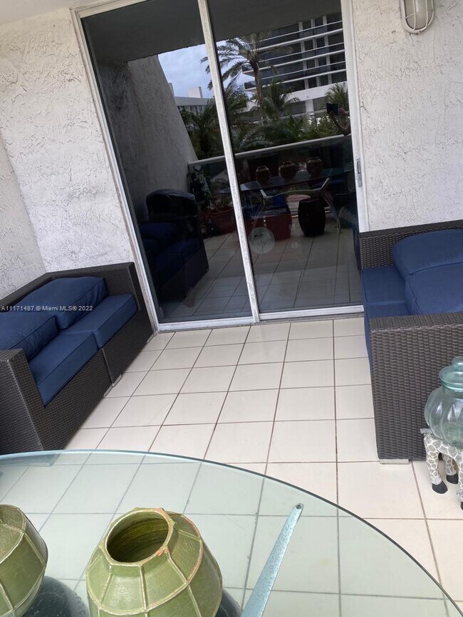 Foto del edificio - 5880 Collins Ave
