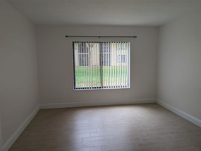 Building Photo - 6550 Somerset Dr
