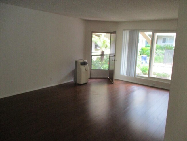 Foto del edificio - Brentwood Lower  1+1