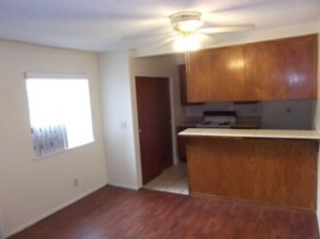 Foto del edificio - Quaint condo near Marina