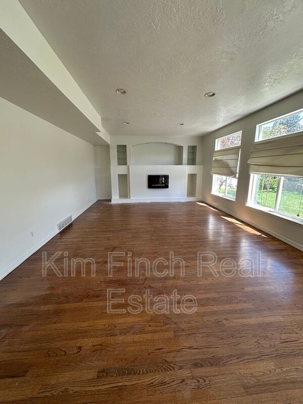 Building Photo - 9820 Deep Creek Dr