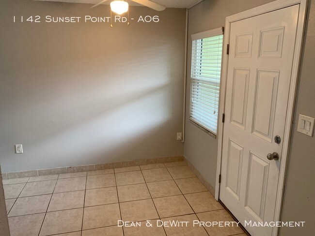Foto del edificio - 1142 Sunset Point Rd