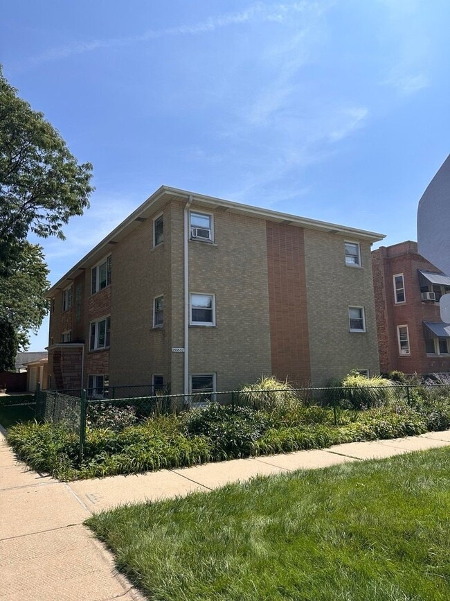 Building Photo - 2555 N Nordica Ave
