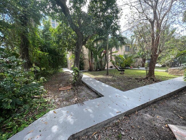 Building Photo - 1421 SW 37th Ave