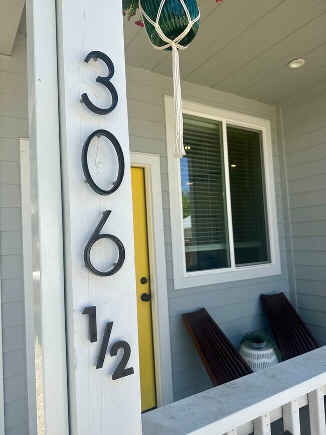 Foto del edificio - Adorable and updated furnished home in Fol...