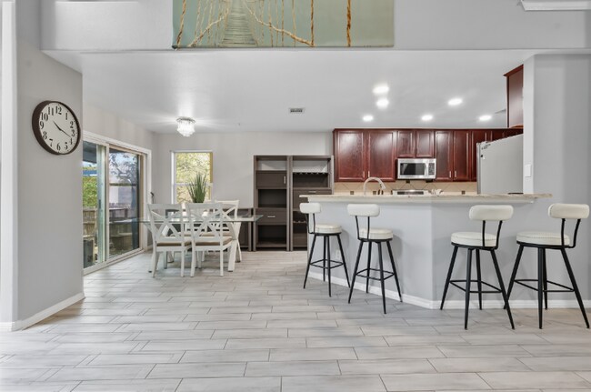 Foto del edificio - 6850 Thistle Hill Way