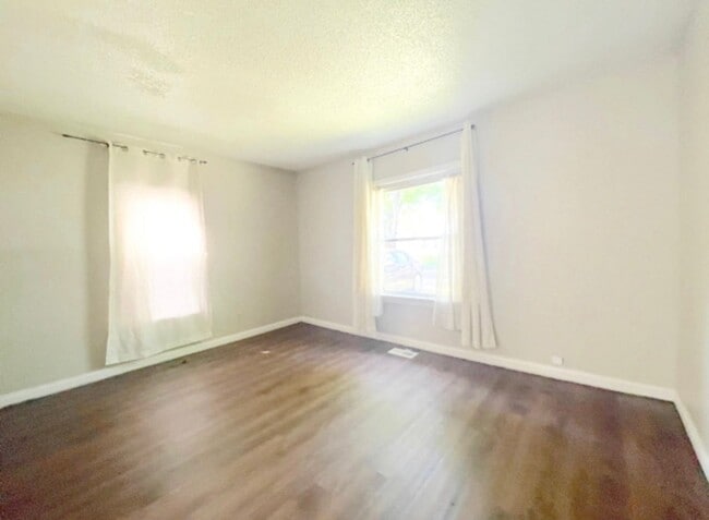 Building Photo - 2 Bed 1 Bath