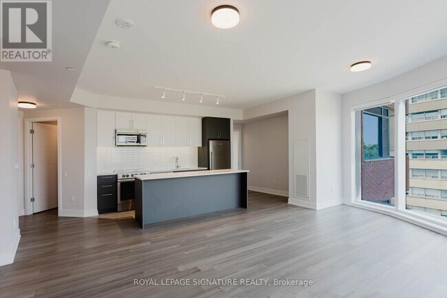 Photo du bâtiment - 2525-2525 Bathurst St