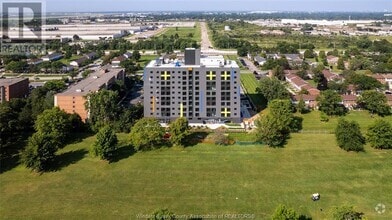 Building Photo - 3100 Meadowbrook Ln