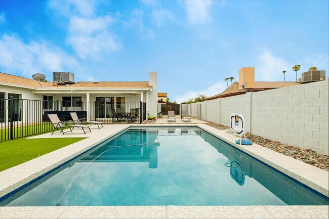 Building Photo - 2552 W Kiva Ave