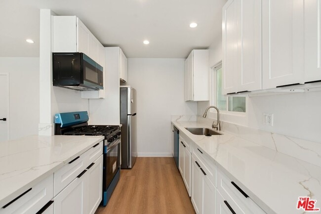 Building Photo - 352 S Doheny Dr