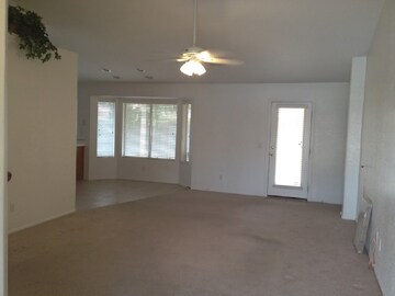 Foto del edificio - Remodeled 3 Bed 2 Bath Home! Vaulted Ceili...