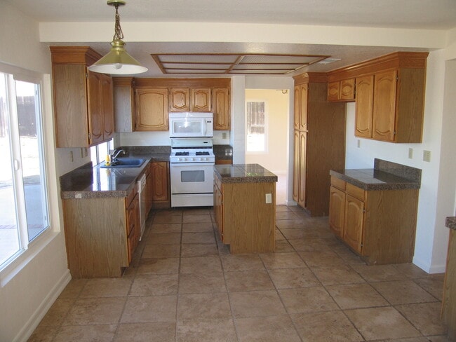 Foto del edificio - 4 BEDROOM IN THE RANCH