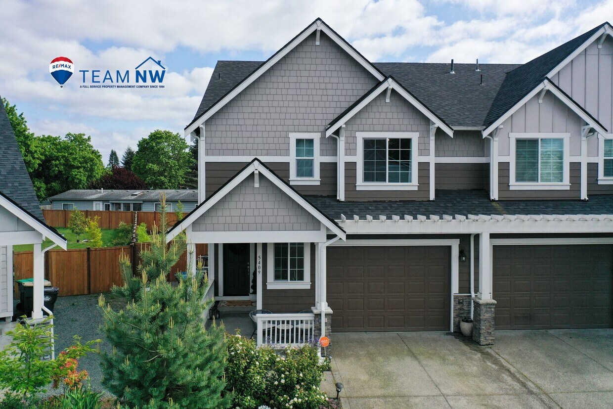 Foto principal - Spacious & Stylish 4-Bedroom A/C Townhome!