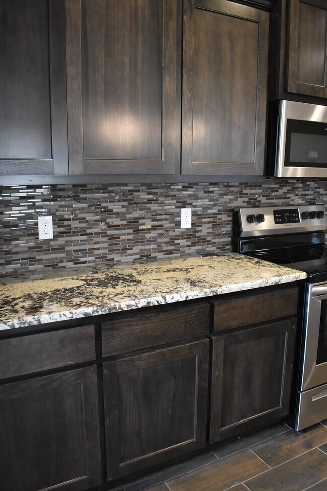Building Photo - 4 Bedroom 3.5 Bath In The Heart of Fayetteville!