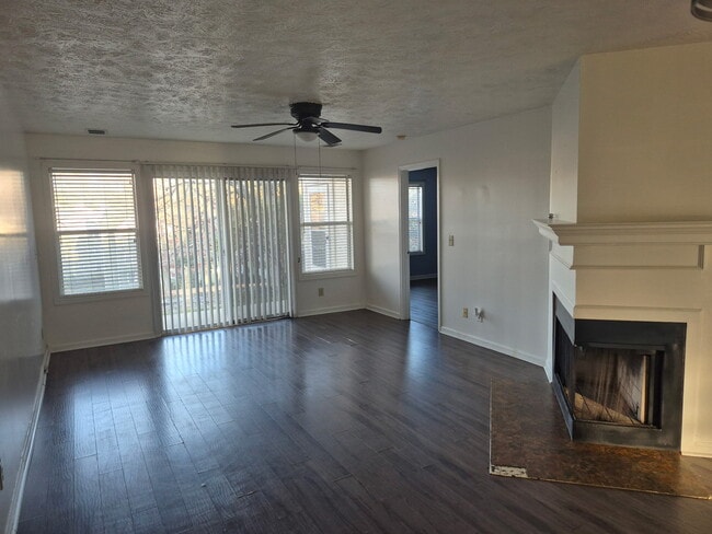 Foto del edificio - 1004 Brookhollow Dr