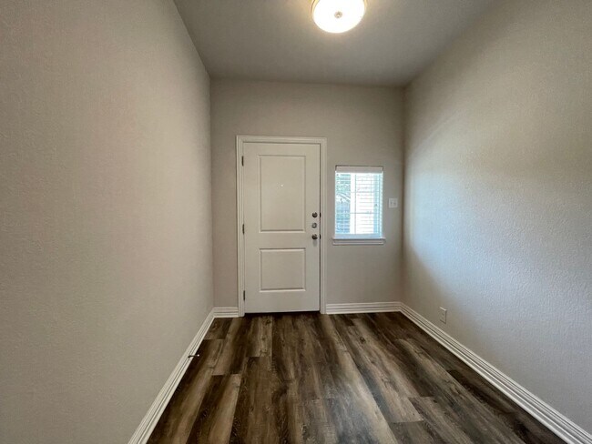 Foto del edificio - AVAILABLE NOW - 3 BEDROOM 2 BATH DUPLEX IN CLEBURNE